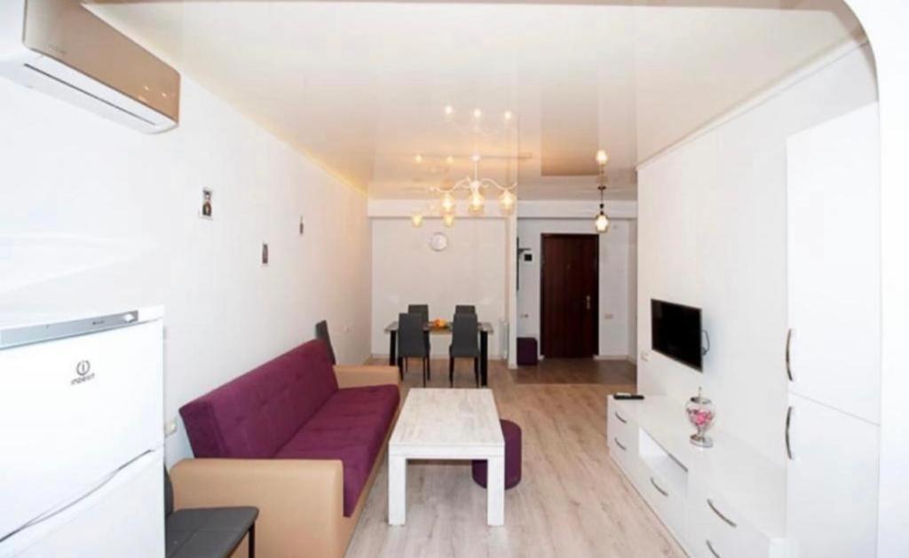 Excellent Apartment In The Republic Square Pushkin 3 耶烈万 外观 照片